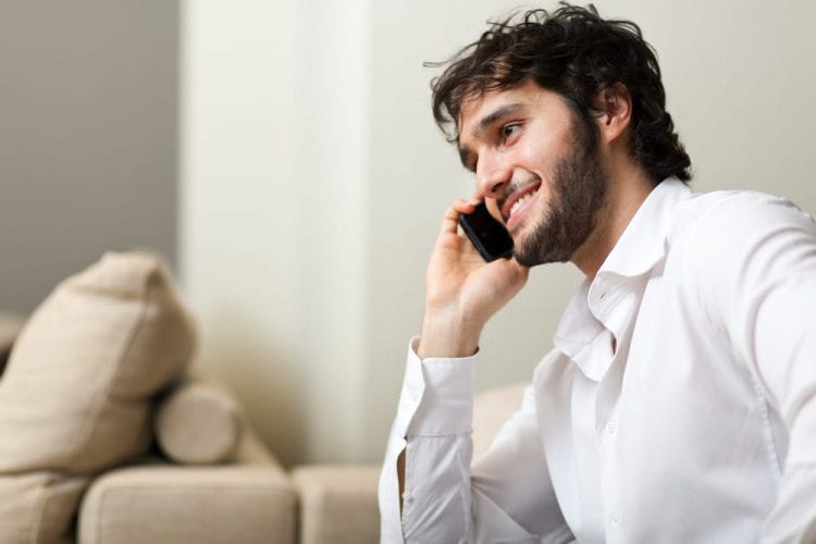 persona hablando por teléfono