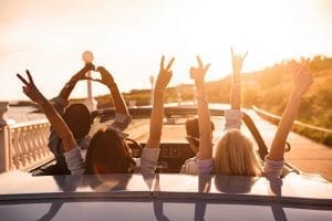 jóvenes coche verano