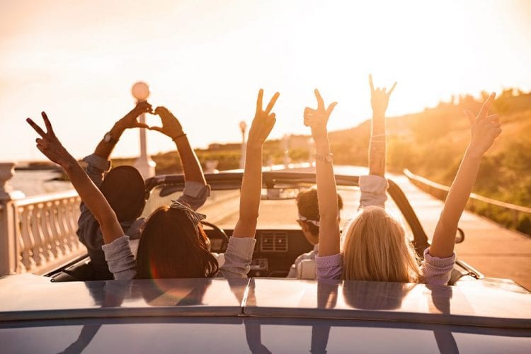 jóvenes coche verano