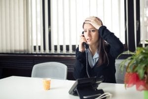 mujer preocupada teléfono